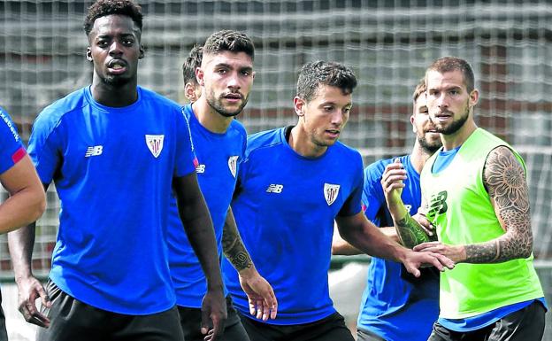 Íñigo Martínez, con peto verde, en su sesión de ayer con el grupo.