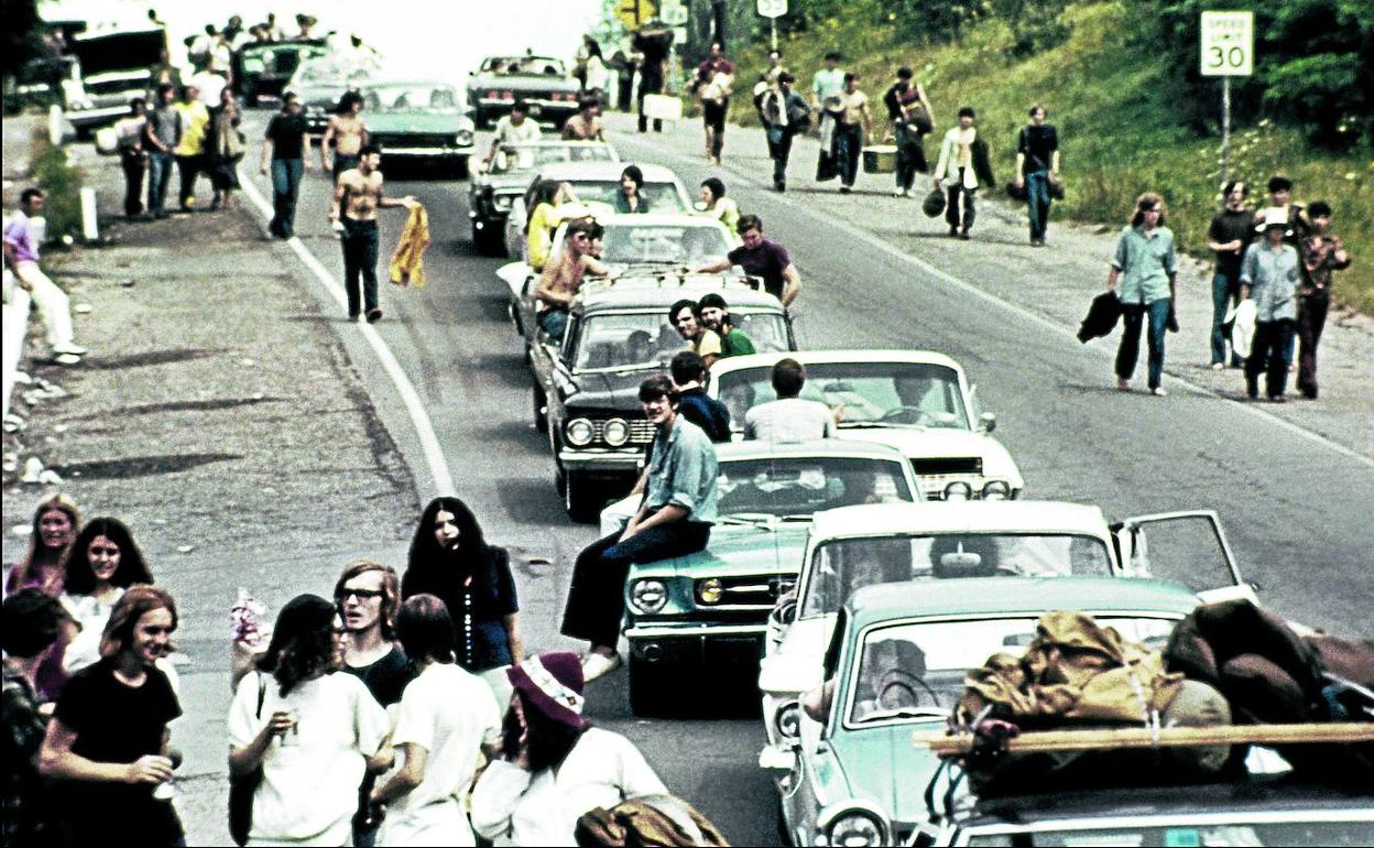 Una imagen del documental 'Woodstock', con el atasco de tráfico y los asistentes que se vieron obligados a llegar andando al festival.