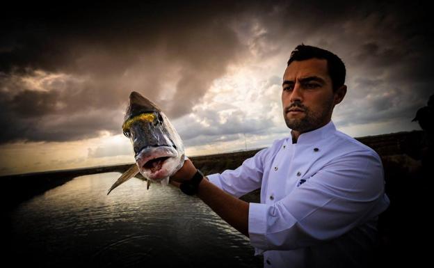 Uno de los cocineros de El Faro de Cádiz.