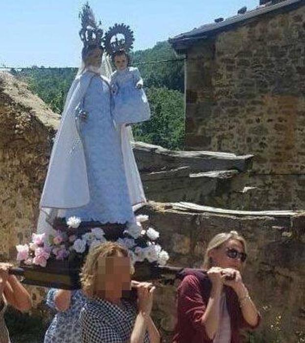 Raquel lleva las andas con la Virgen en una procesión en el pueblo.