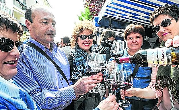 Brindis en la Fiesta de la Vendimia, cita en la que colabora ABRA. 