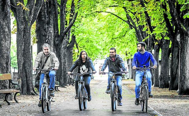 Moises Ruiz de Azúa, Sara y Jhohans Ovalle pedalean junto a este periódico por el Anillo Verde. 