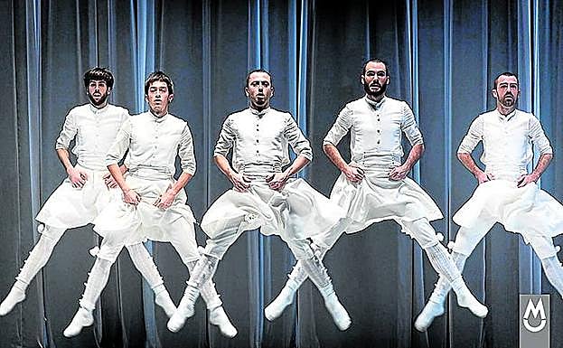 Bailarines del grupo Kukai, durante una actuación.