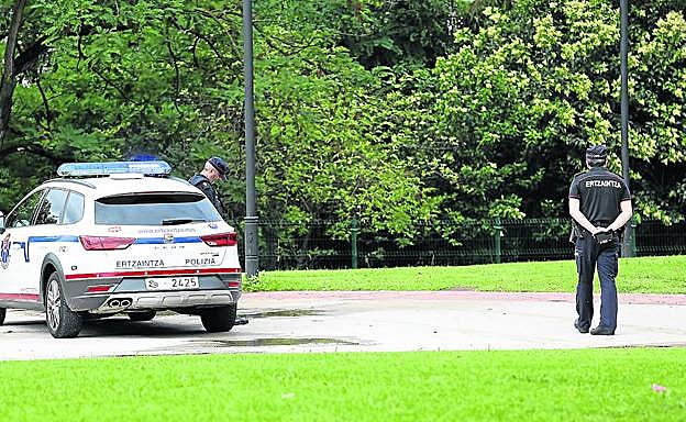 Dos ertzainas vigilaban ayer por la mañana la zona próxima a donde se produjo la brutal agresión en la noche del jueves