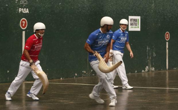 Jugadores en un campeonato de cesta punta en Vitoria. 