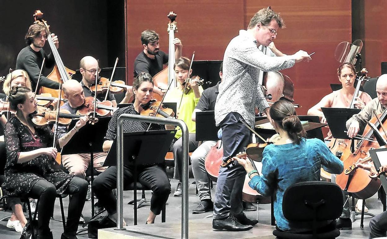 La Mahler Chamber Orchestra, en un momento del ensayo, bajo la batuta del director checo Jakub Hrusa.