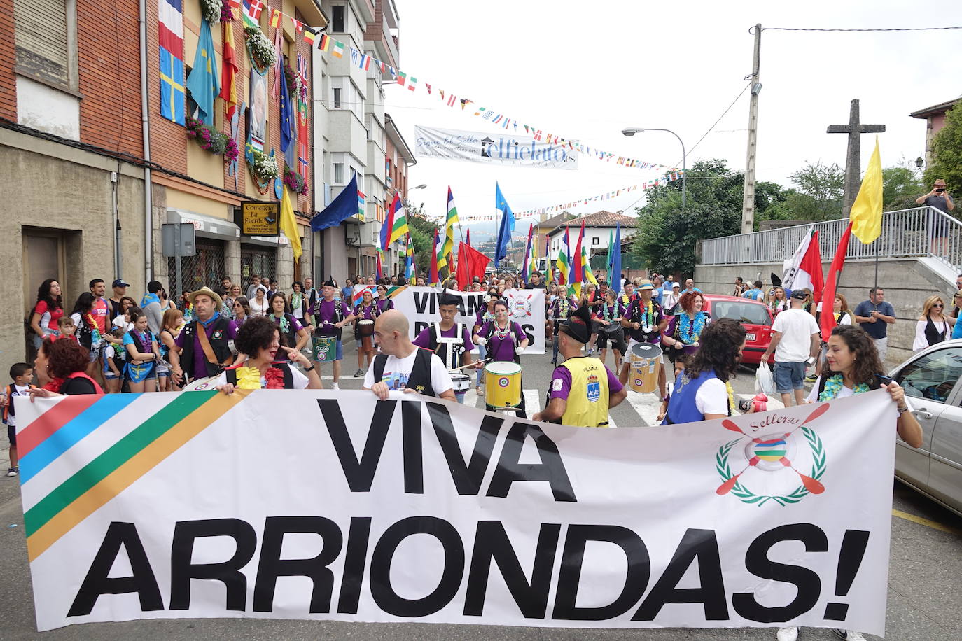 La prueba ha contado con la participación de más de 1.100 palistas en más de 800 embarcaciones mientras en las orillas del río el público disfrutaba de la gran jarana