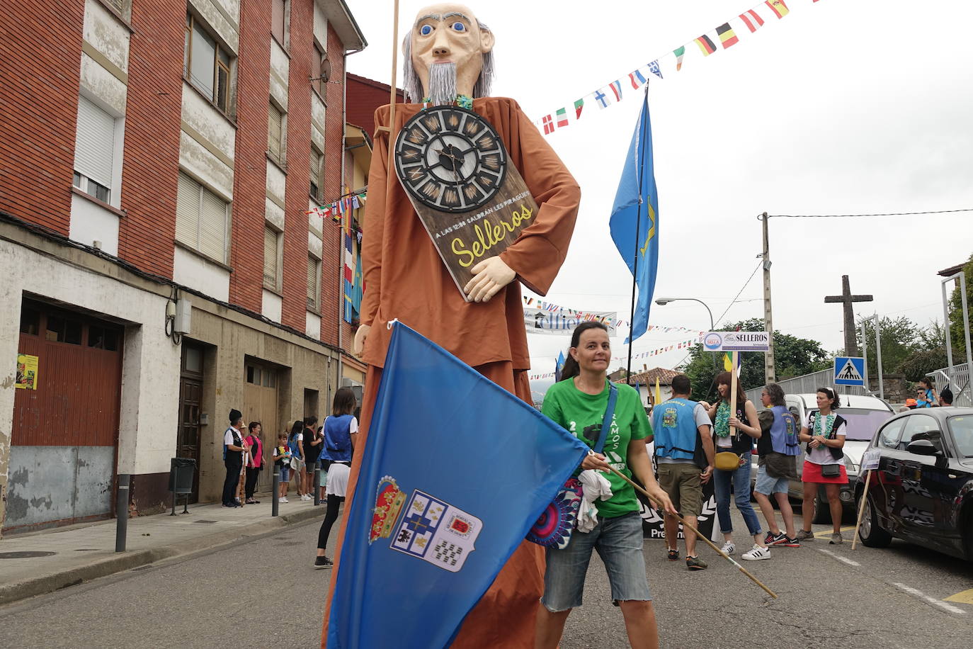 La prueba ha contado con la participación de más de 1.100 palistas en más de 800 embarcaciones mientras en las orillas del río el público disfrutaba de la gran jarana