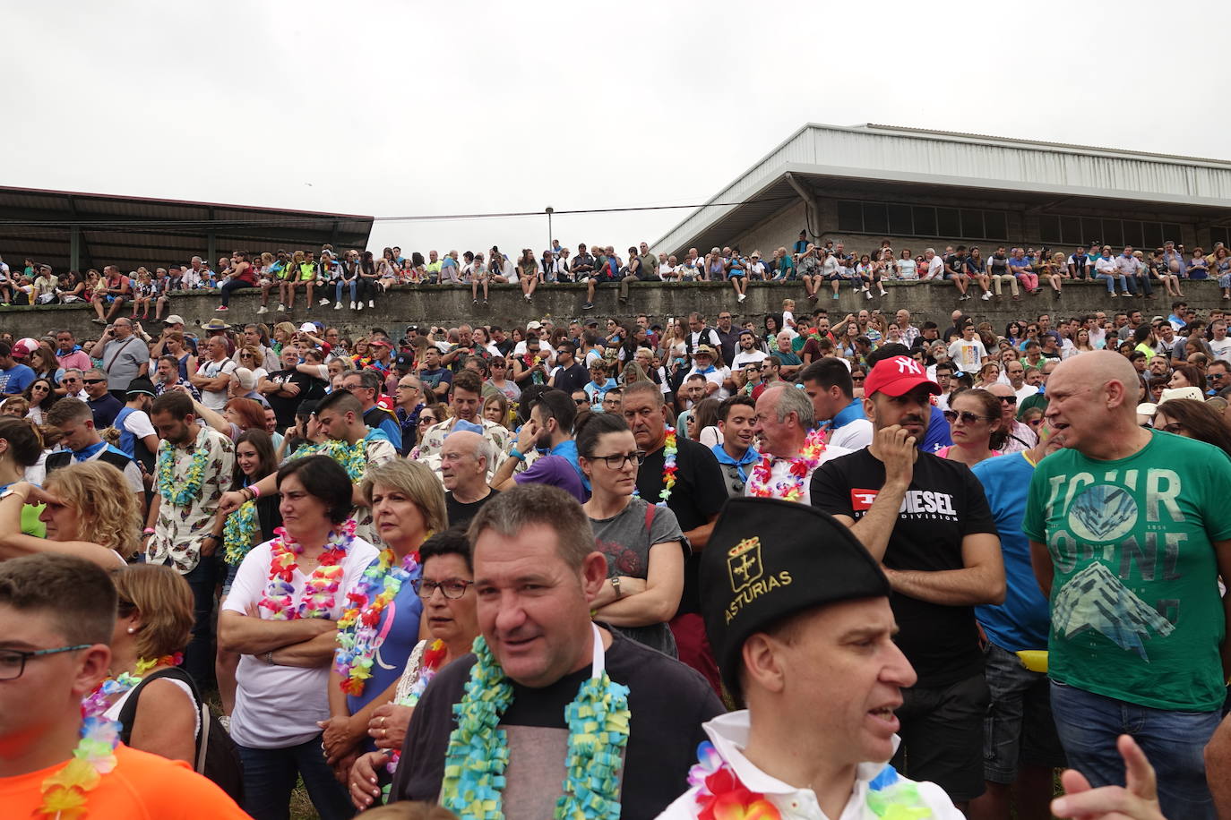 La prueba ha contado con la participación de más de 1.100 palistas en más de 800 embarcaciones mientras en las orillas del río el público disfrutaba de la gran jarana