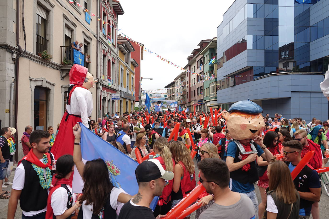 La prueba ha contado con la participación de más de 1.100 palistas en más de 800 embarcaciones mientras en las orillas del río el público disfrutaba de la gran jarana