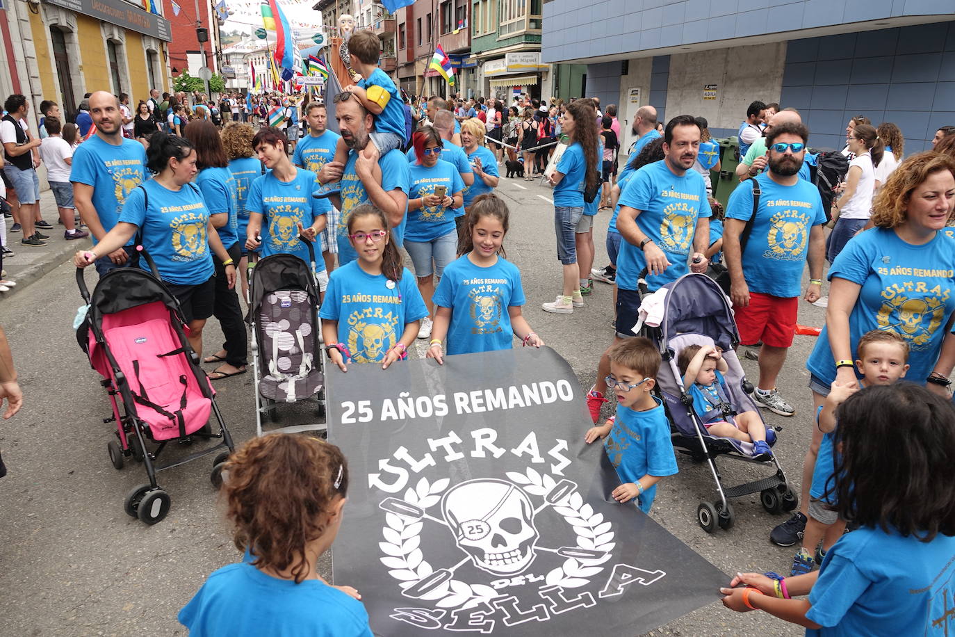 La prueba ha contado con la participación de más de 1.100 palistas en más de 800 embarcaciones mientras en las orillas del río el público disfrutaba de la gran jarana