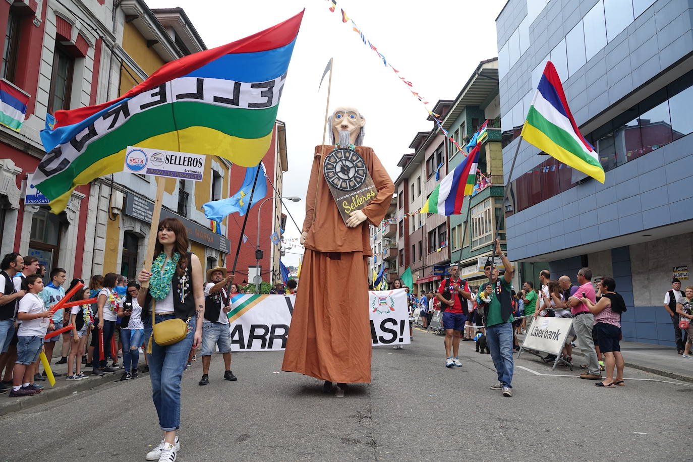 La prueba ha contado con la participación de más de 1.100 palistas en más de 800 embarcaciones mientras en las orillas del río el público disfrutaba de la gran jarana