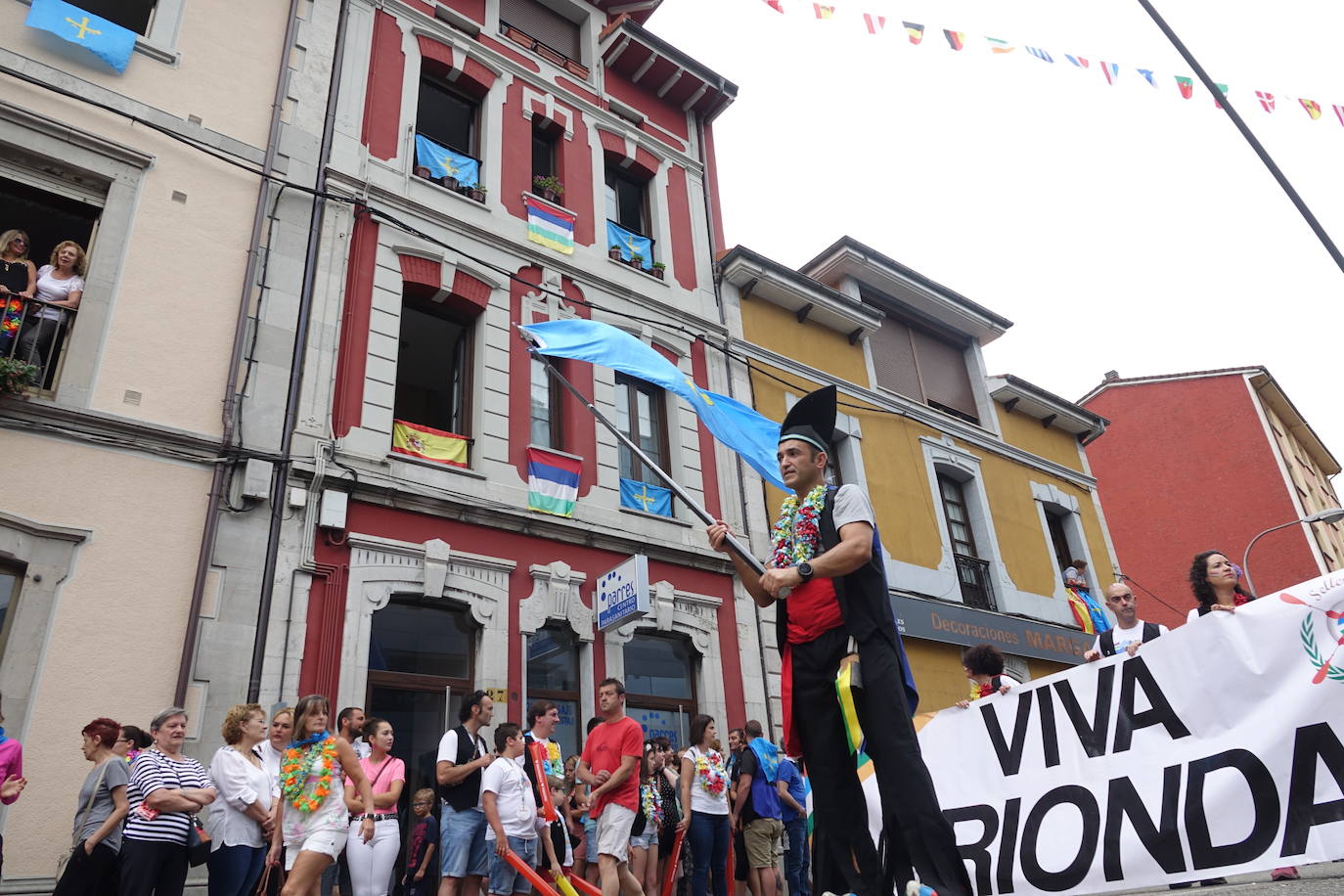 La prueba ha contado con la participación de más de 1.100 palistas en más de 800 embarcaciones mientras en las orillas del río el público disfrutaba de la gran jarana