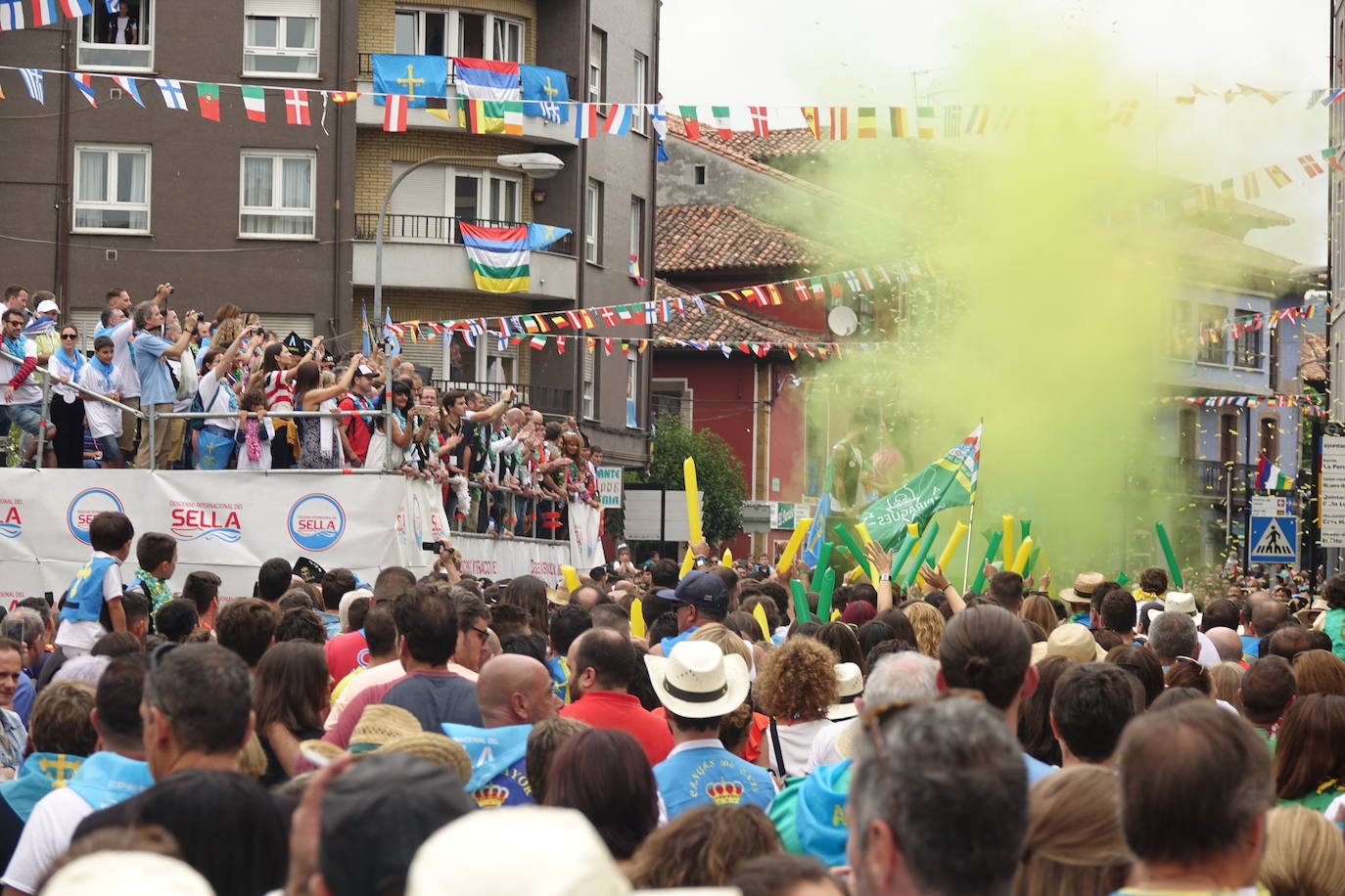 La prueba ha contado con la participación de más de 1.100 palistas en más de 800 embarcaciones mientras en las orillas del río el público disfrutaba de la gran jarana