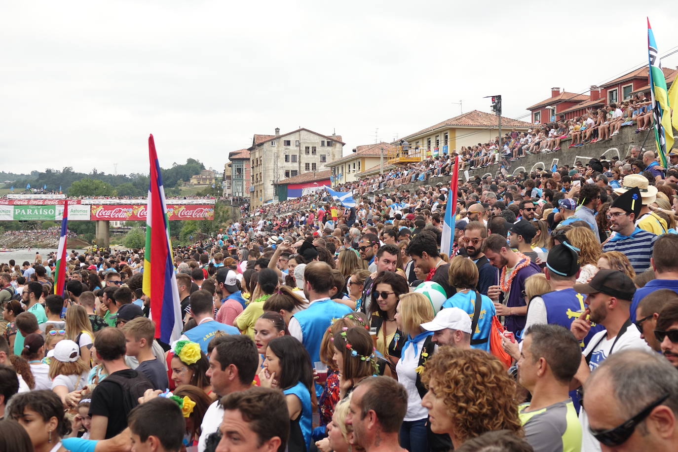 La prueba ha contado con la participación de más de 1.100 palistas en más de 800 embarcaciones mientras en las orillas del río el público disfrutaba de la gran jarana