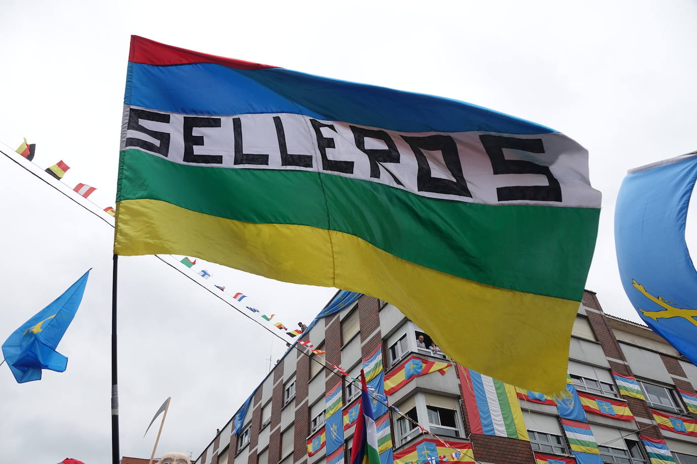 La prueba ha contado con la participación de más de 1.100 palistas en más de 800 embarcaciones mientras en las orillas del río el público disfrutaba de la gran jarana