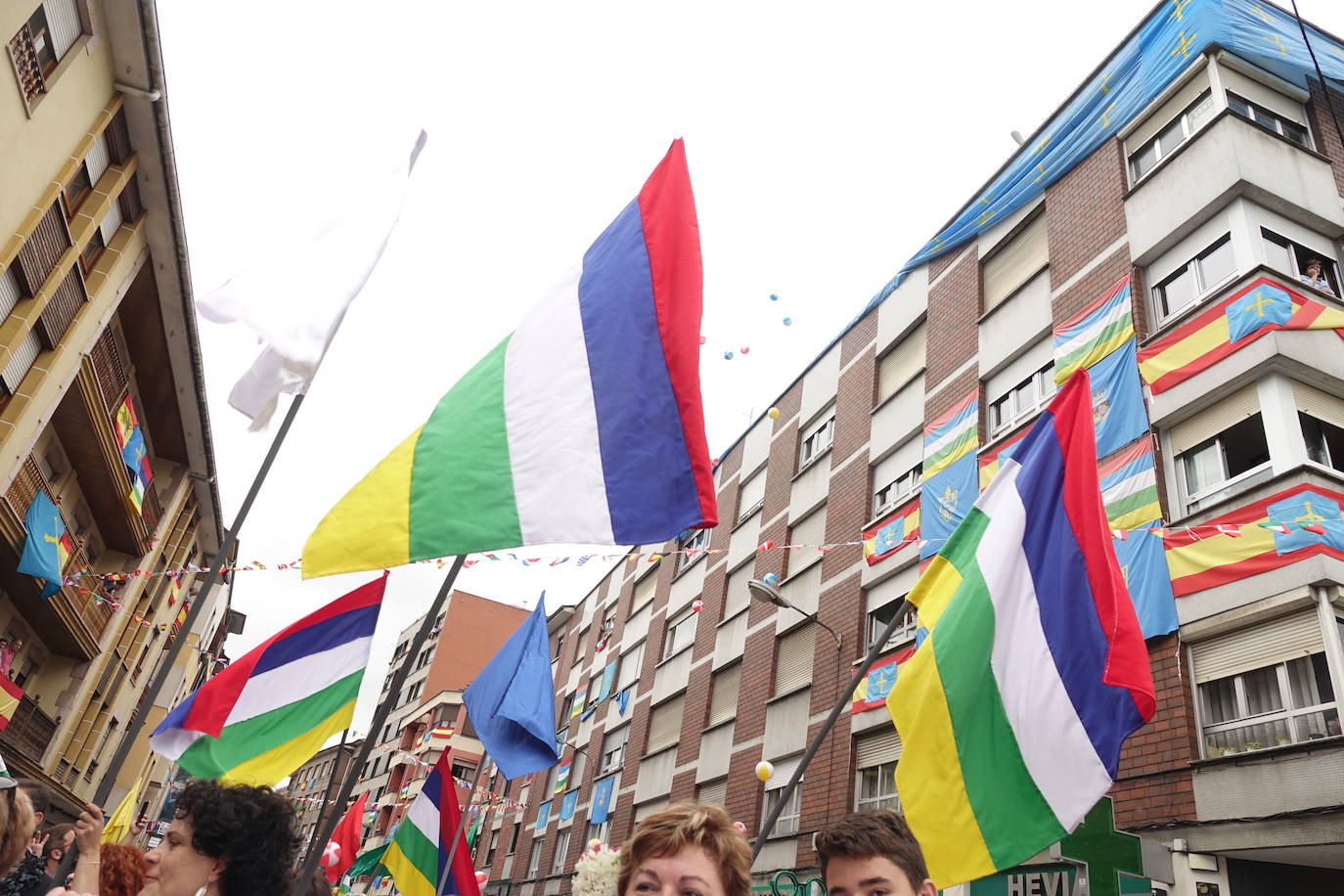 La prueba ha contado con la participación de más de 1.100 palistas en más de 800 embarcaciones mientras en las orillas del río el público disfrutaba de la gran jarana