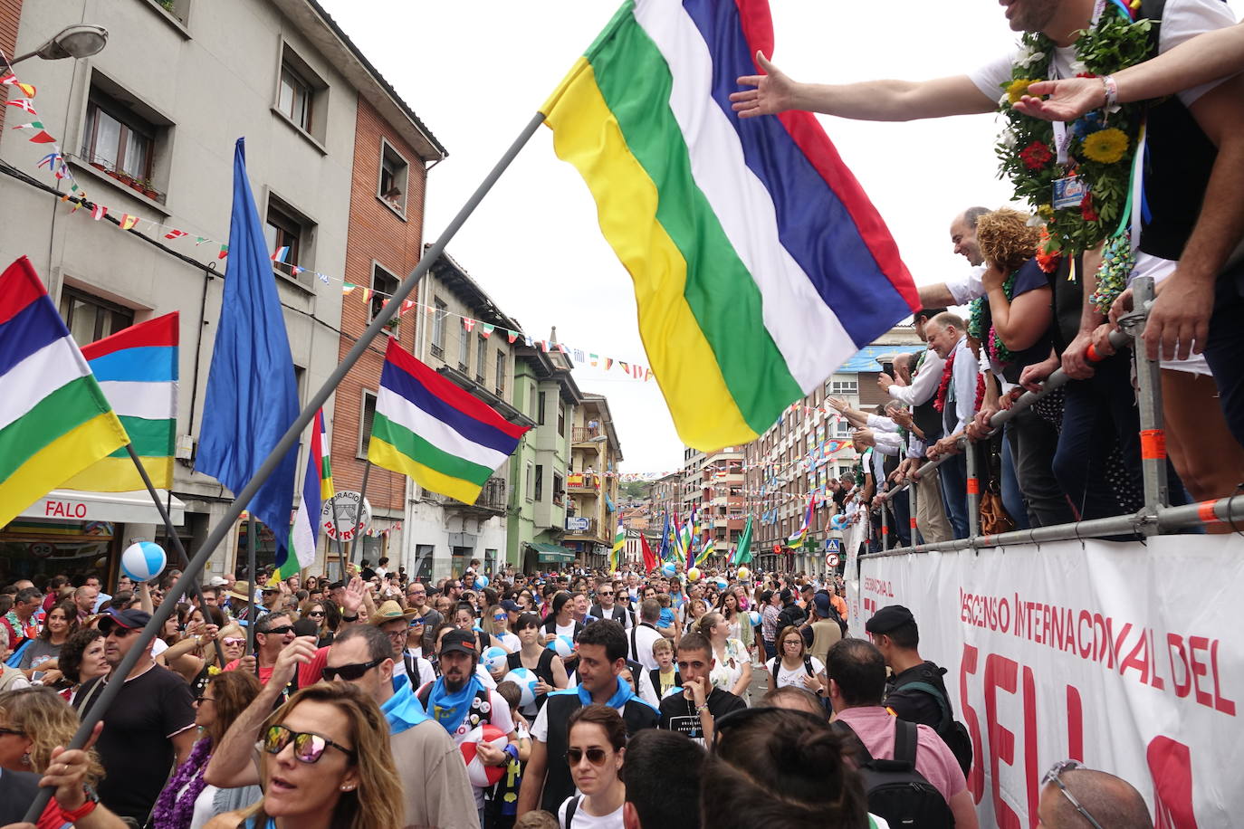 La prueba ha contado con la participación de más de 1.100 palistas en más de 800 embarcaciones mientras en las orillas del río el público disfrutaba de la gran jarana