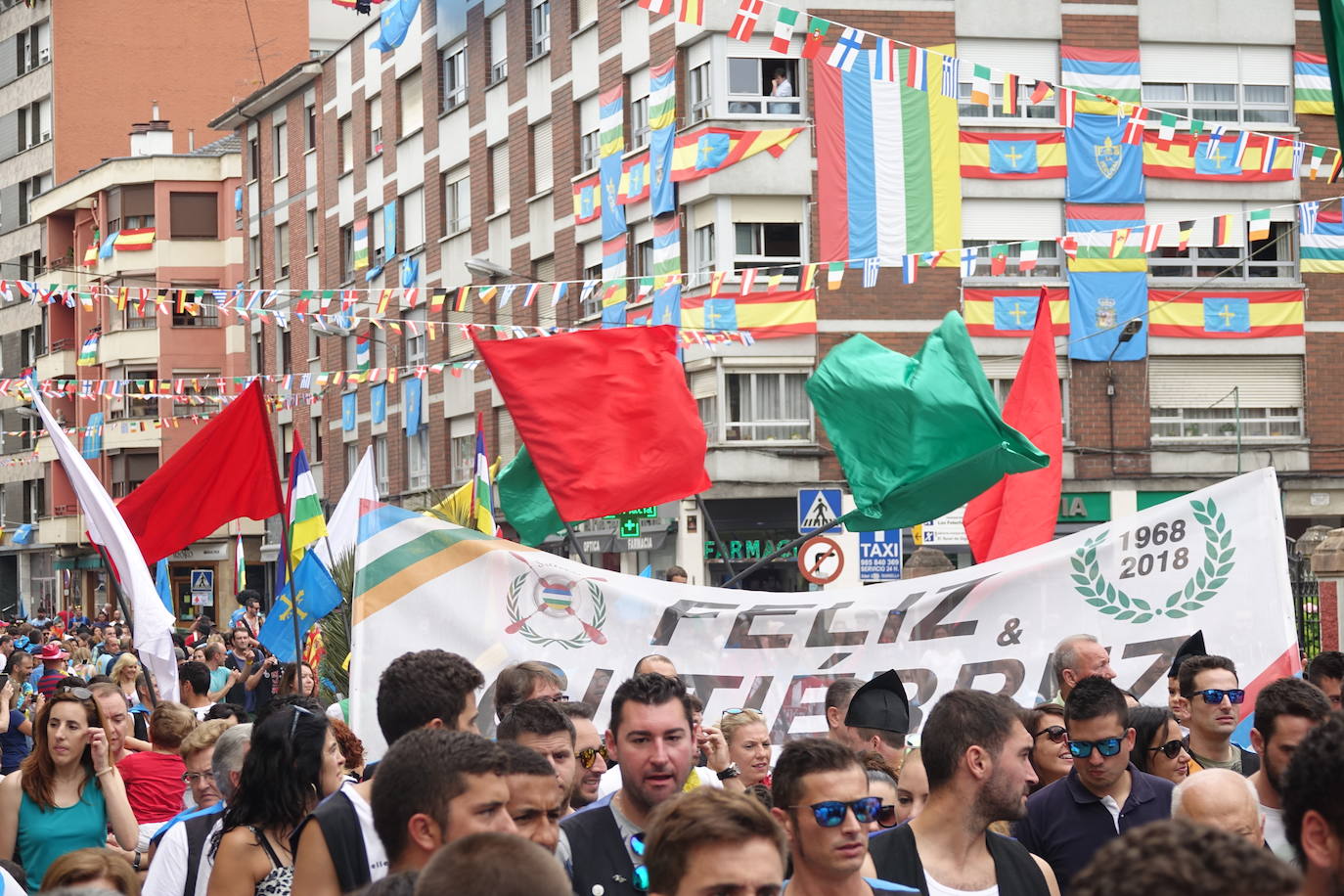 La prueba ha contado con la participación de más de 1.100 palistas en más de 800 embarcaciones mientras en las orillas del río el público disfrutaba de la gran jarana