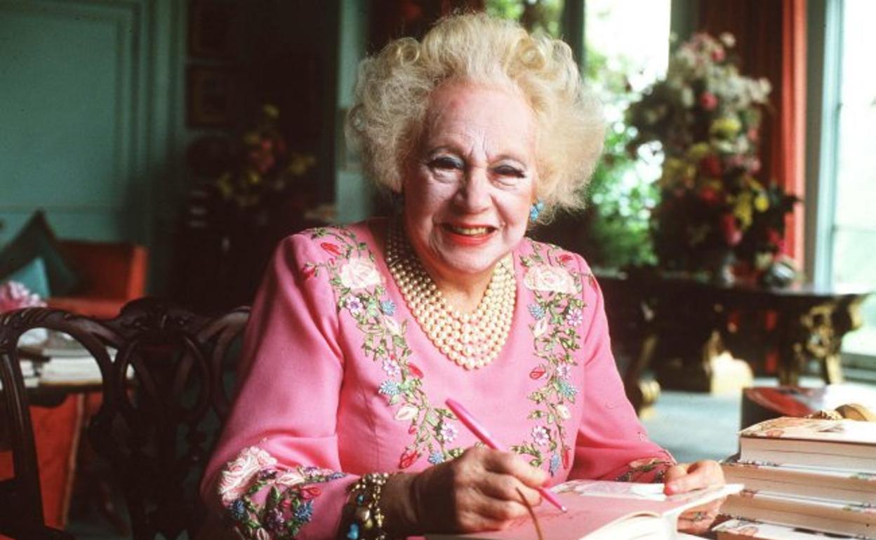 Barbara Cartland, en una sesión de firma de libros.