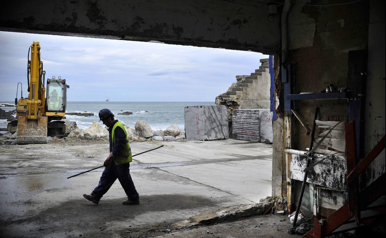 Reparación de los daños ocasionados por el fuerte temporal en el puerto de Bermeo en 2014.