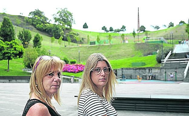 Plaza del Gas. Inma Vega y su hija Andrea viven junto a uno de los puntos «peligrosos» del parque Etxebarria.