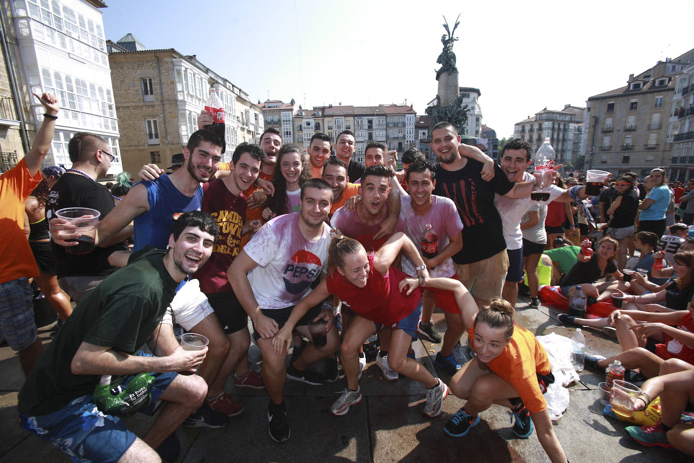 Vitoria ha dado inicio a las fiestas de la Virgen Blanca y una gran multitud de alaveses ha recibido a Celedón.