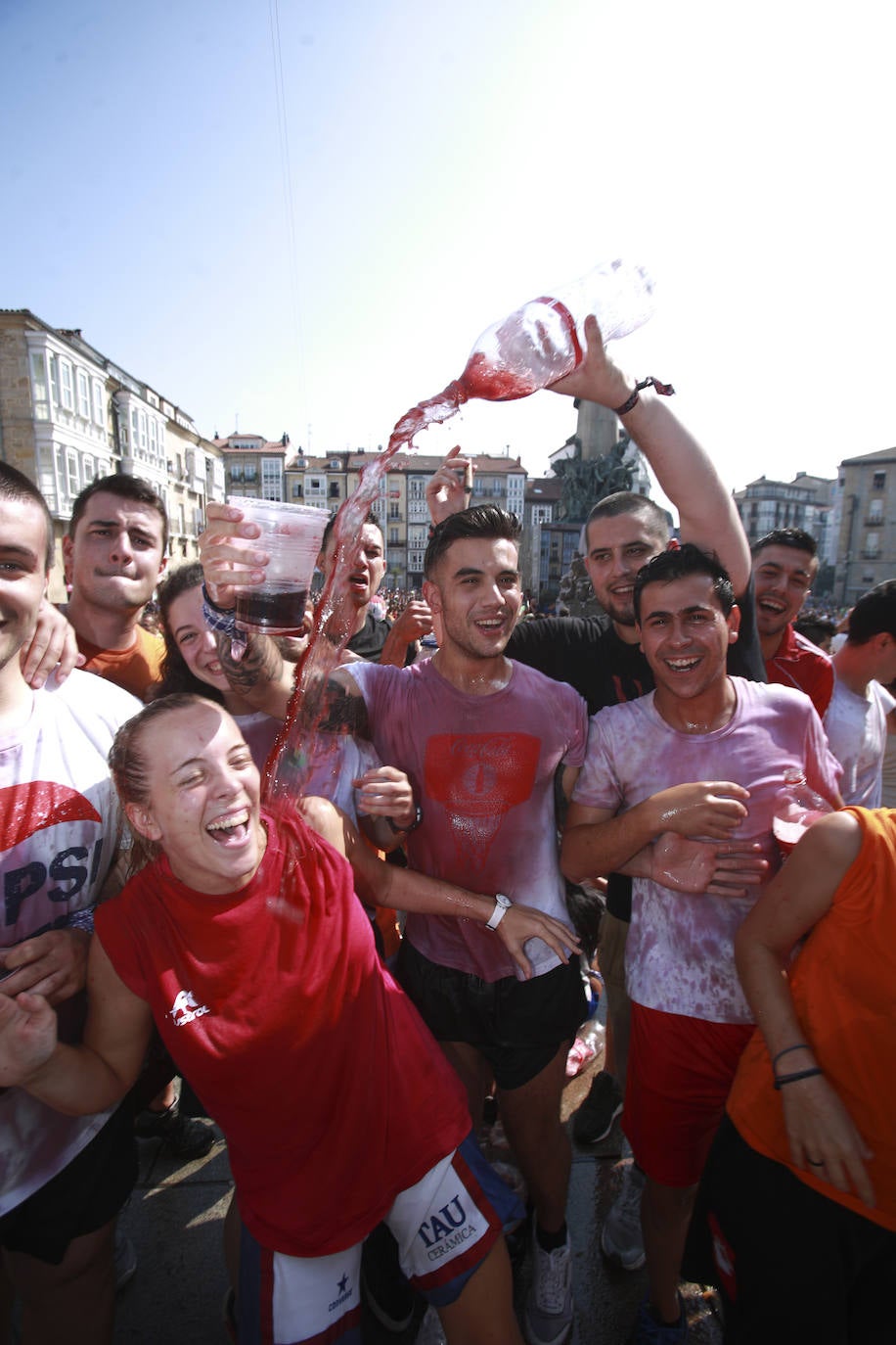 Vitoria ha dado inicio a las fiestas de la Virgen Blanca y una gran multitud de alaveses ha recibido a Celedón.