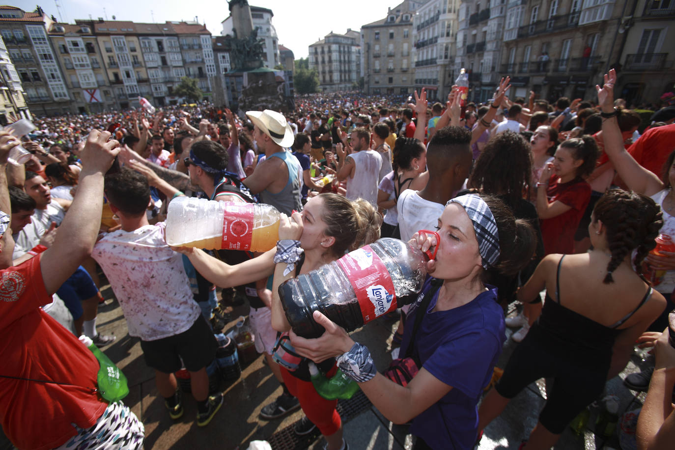 Vitoria ha dado inicio a las fiestas de la Virgen Blanca y una gran multitud de alaveses ha recibido a Celedón.