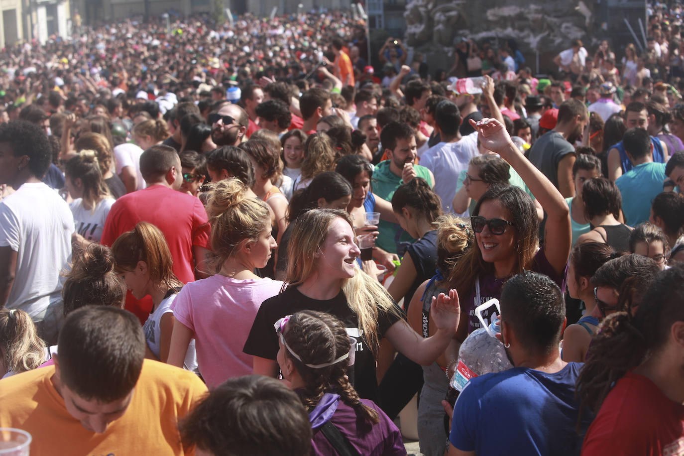 Vitoria ha dado inicio a las fiestas de la Virgen Blanca y una gran multitud de alaveses ha recibido a Celedón.