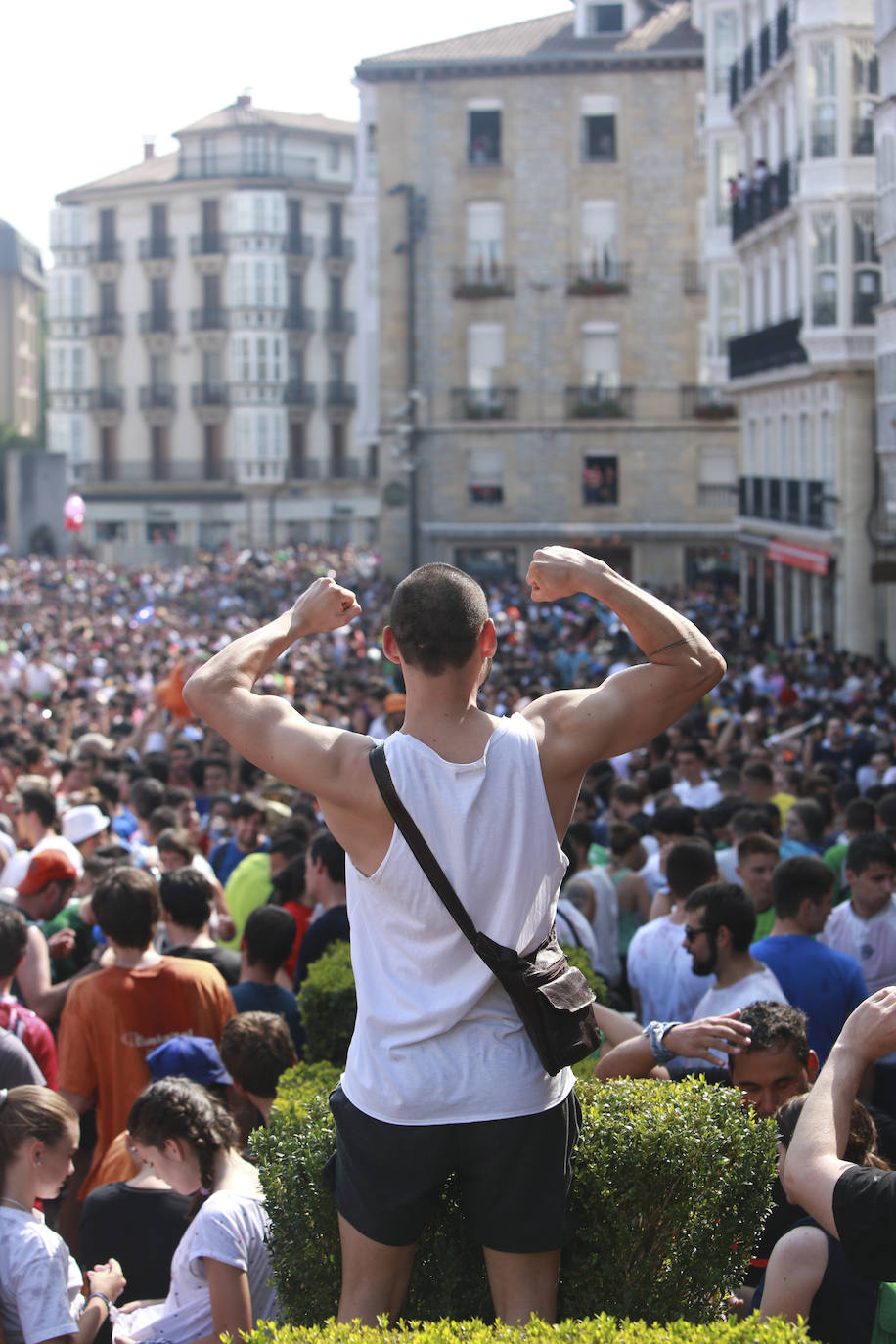 Vitoria ha dado inicio a las fiestas de la Virgen Blanca y una gran multitud de alaveses ha recibido a Celedón.