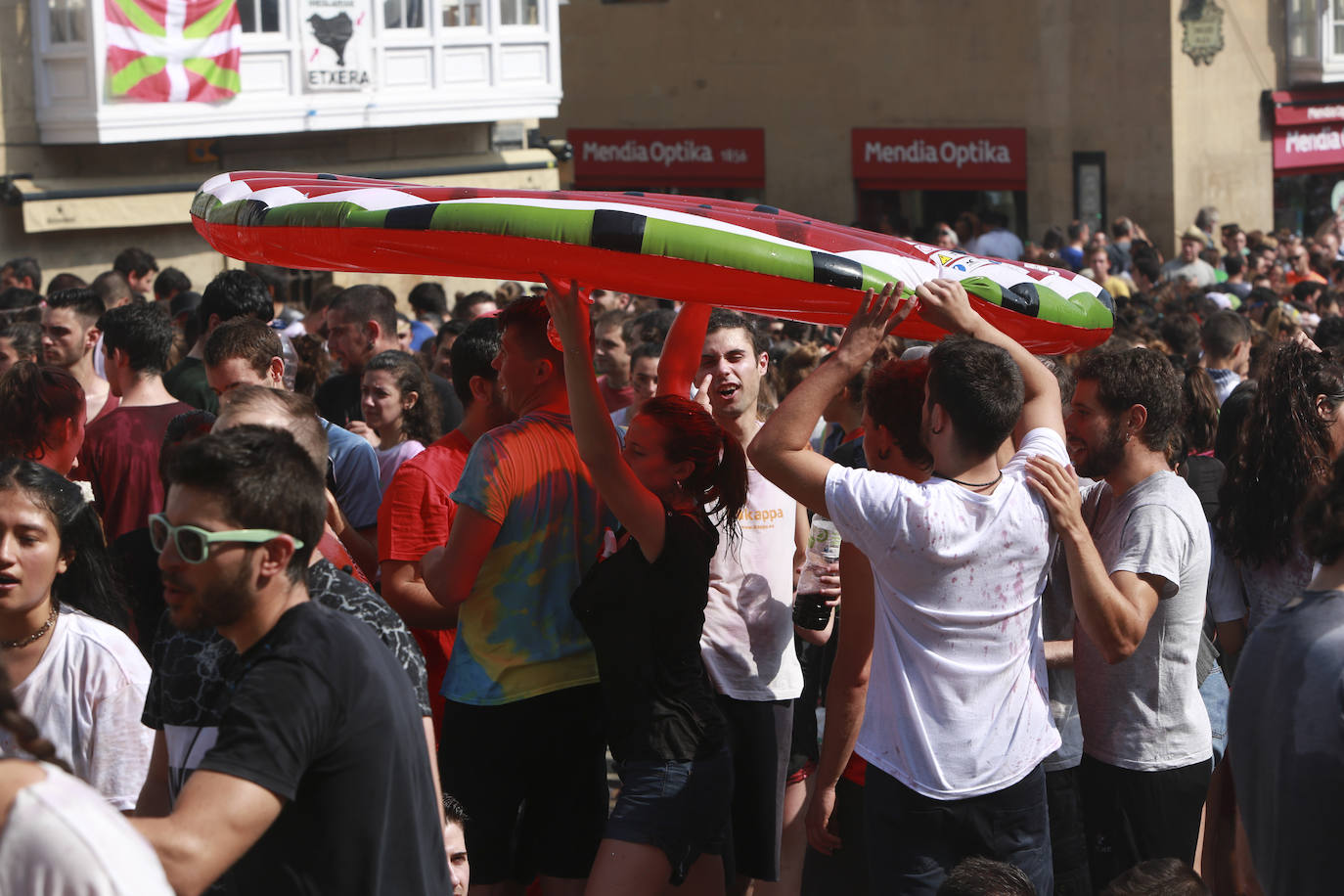 Vitoria ha dado inicio a las fiestas de la Virgen Blanca y una gran multitud de alaveses ha recibido a Celedón.