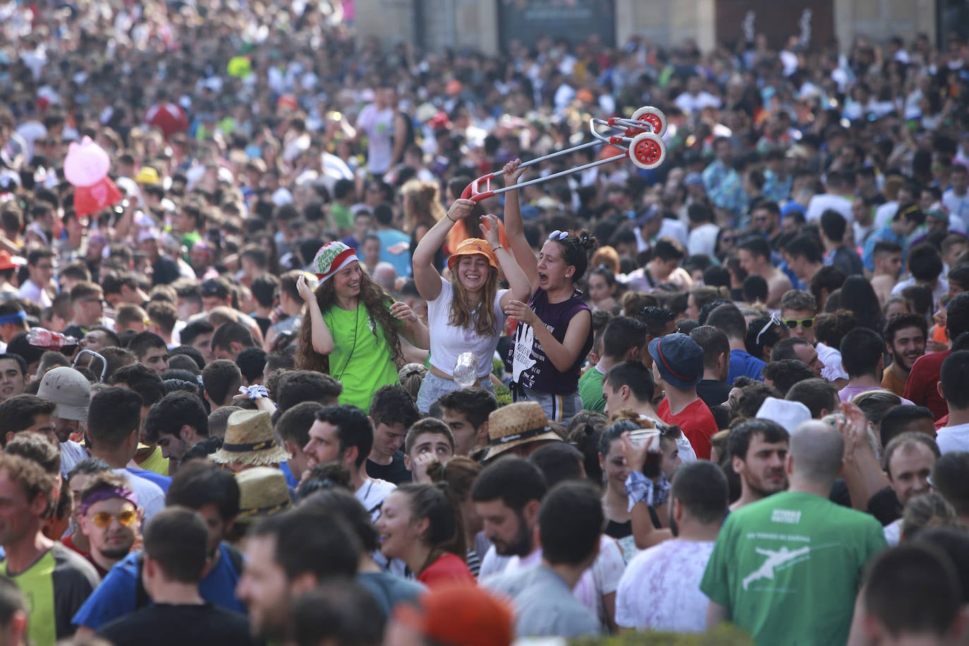 Vitoria ha dado inicio a las fiestas de la Virgen Blanca y una gran multitud de alaveses ha recibido a Celedón.