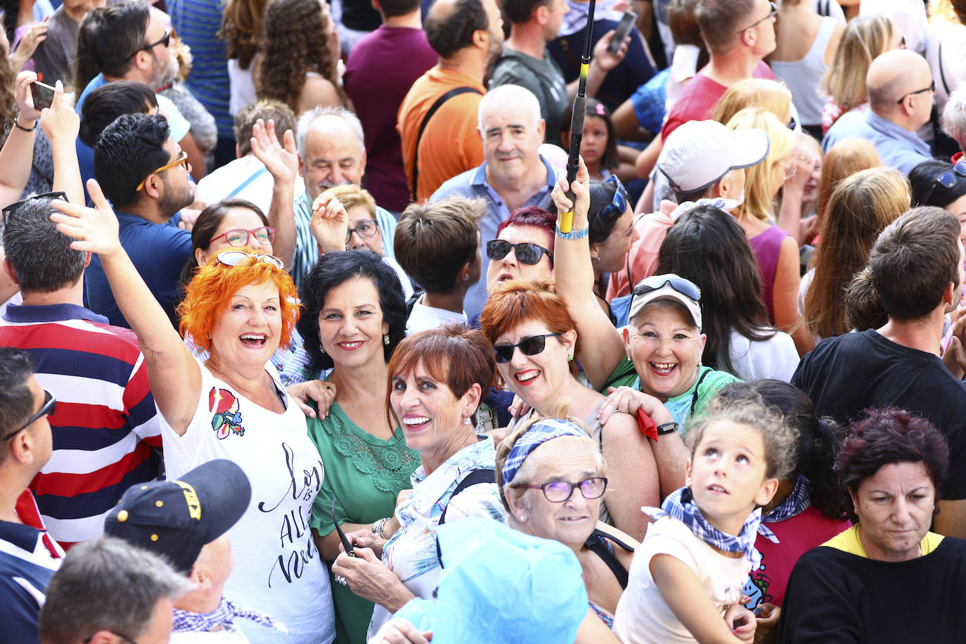 Vitoria ha dado inicio a las fiestas de la Virgen Blanca y una gran multitud de alaveses ha recibido a Celedón.