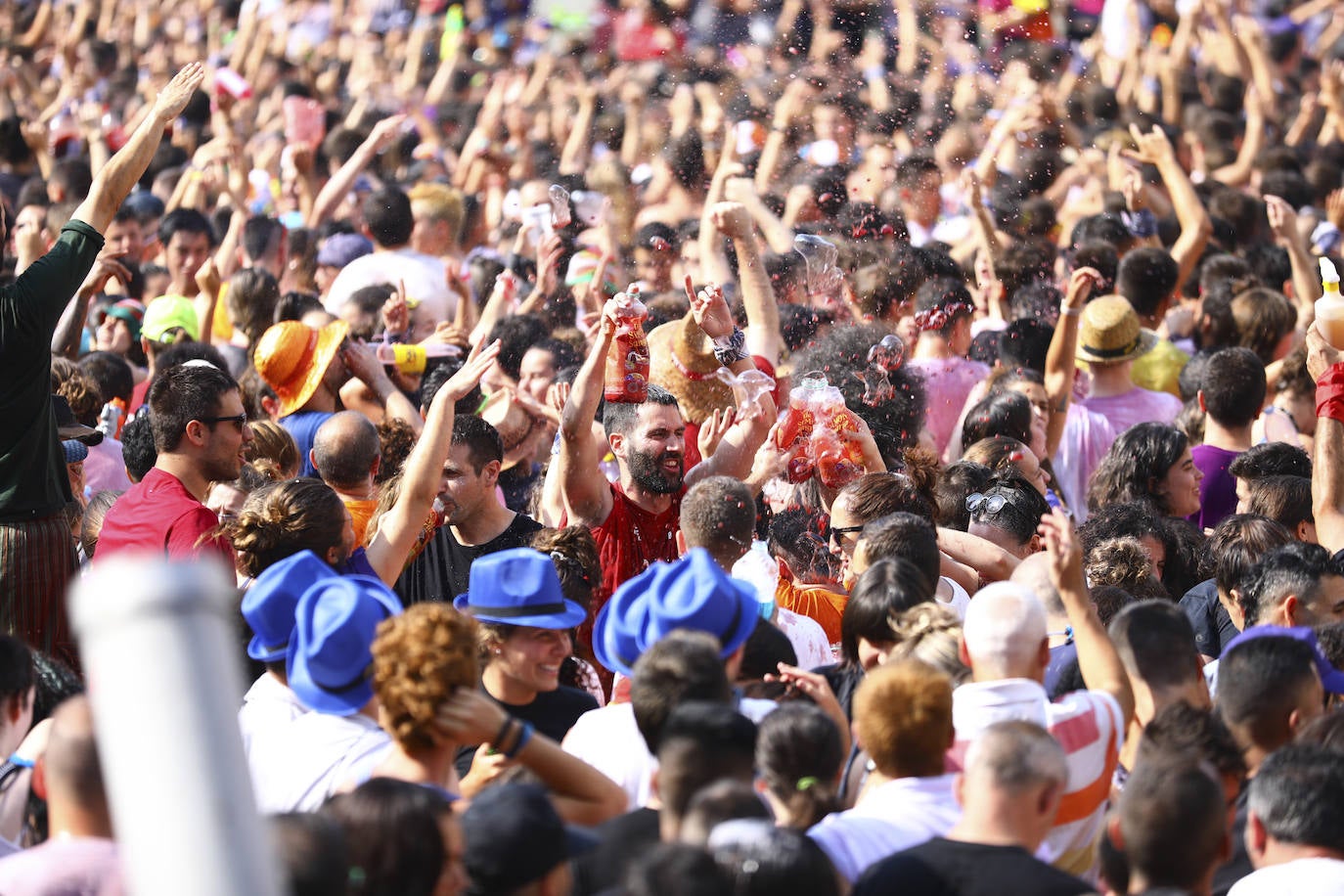 Vitoria ha dado inicio a las fiestas de la Virgen Blanca y una gran multitud de alaveses ha recibido a Celedón.