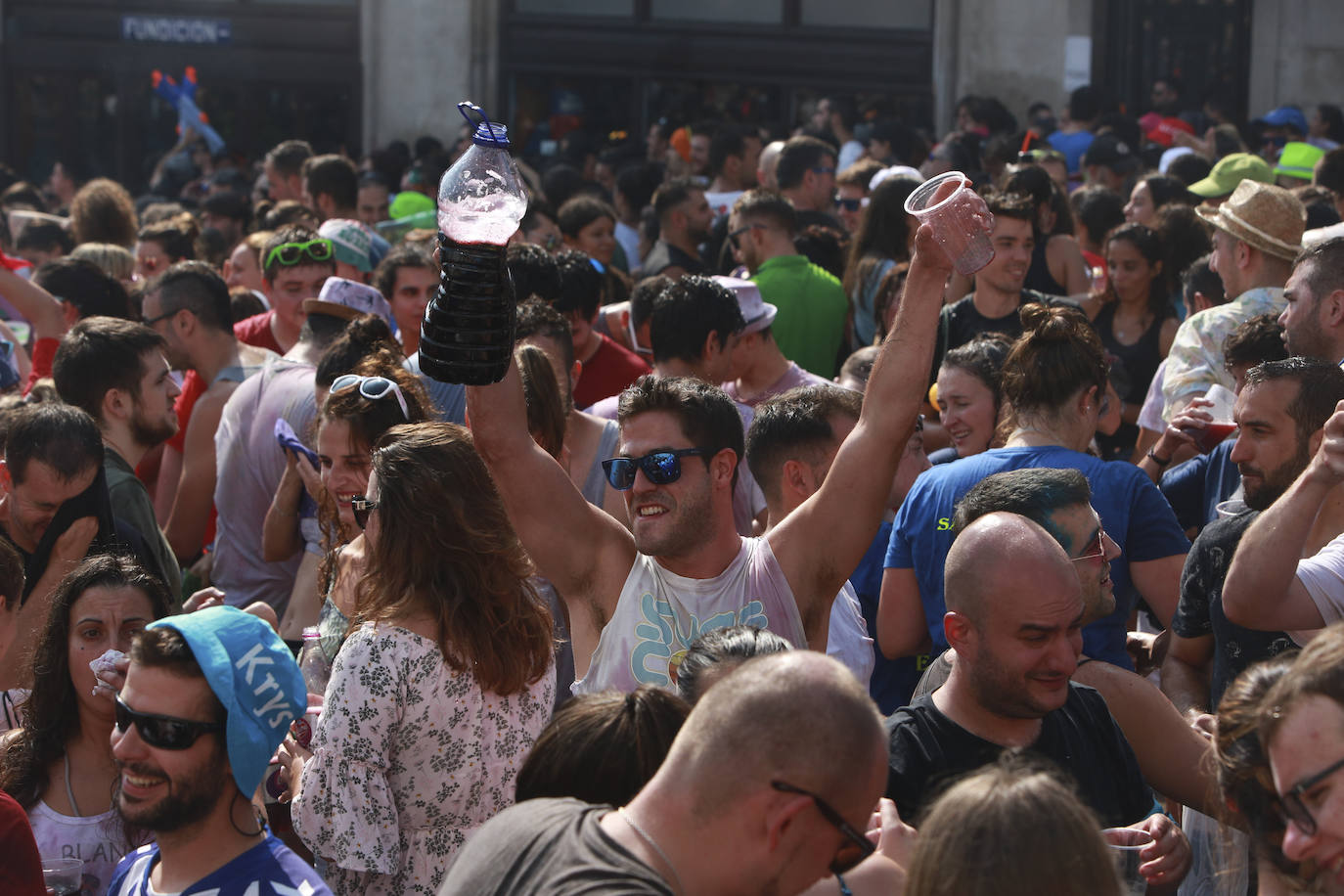 Vitoria ha dado inicio a las fiestas de la Virgen Blanca y una gran multitud de alaveses ha recibido a Celedón.