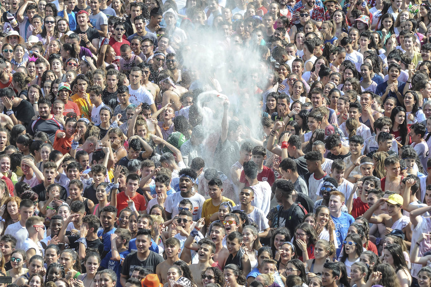 Vitoria ha dado inicio a las fiestas de la Virgen Blanca y una gran multitud de alaveses ha recibido a Celedón.