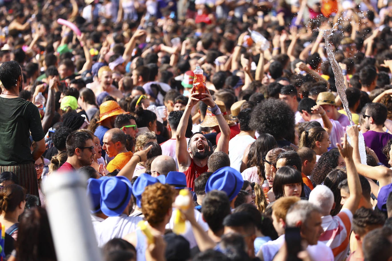 Vitoria ha dado inicio a las fiestas de la Virgen Blanca y una gran multitud de alaveses ha recibido a Celedón.