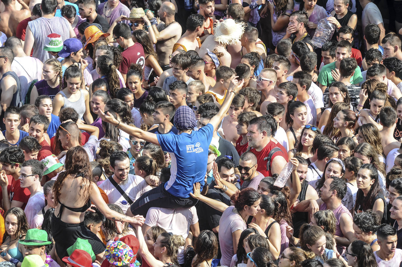 Vitoria ha dado inicio a las fiestas de la Virgen Blanca y una gran multitud de alaveses ha recibido a Celedón.