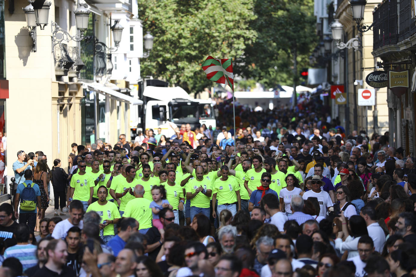 Vitoria ha dado inicio a las fiestas de la Virgen Blanca y una gran multitud de alaveses ha recibido a Celedón.