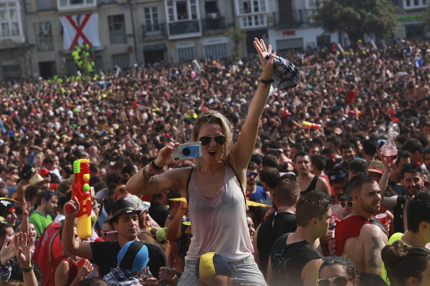 Vitoria ha dado inicio a las fiestas de la Virgen Blanca y una gran multitud de alaveses ha recibido a Celedón.