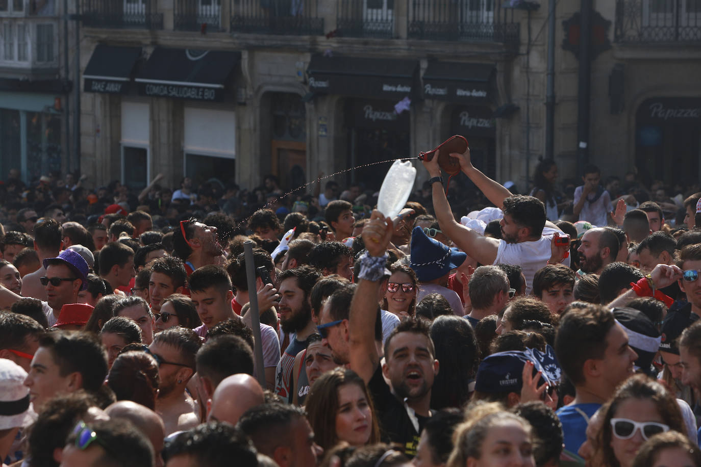 Vitoria ha dado inicio a las fiestas de la Virgen Blanca y una gran multitud de alaveses ha recibido a Celedón.