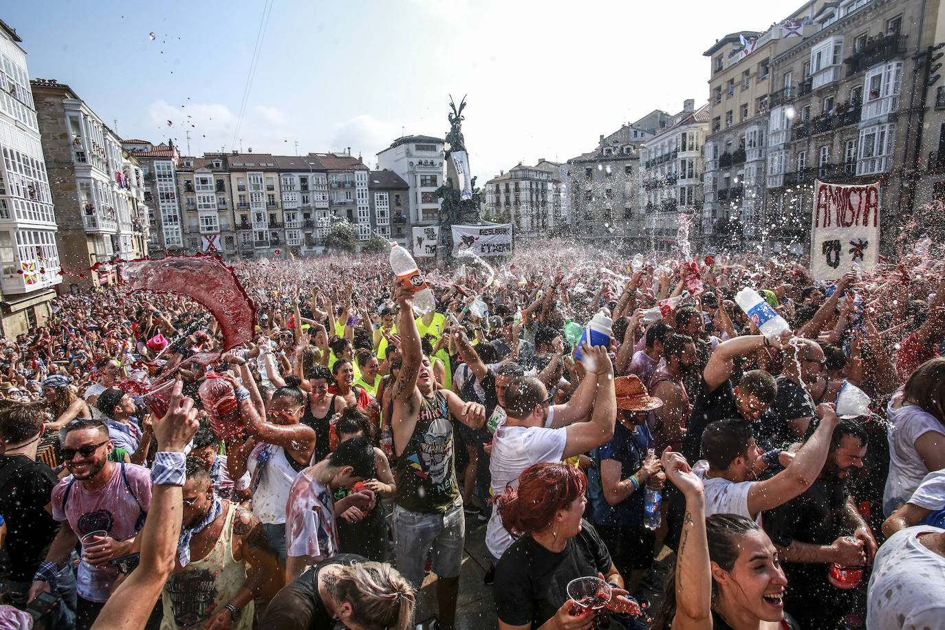 Vitoria ha dado inicio a las fiestas de la Virgen Blanca y una gran multitud de alaveses ha recibido a Celedón.