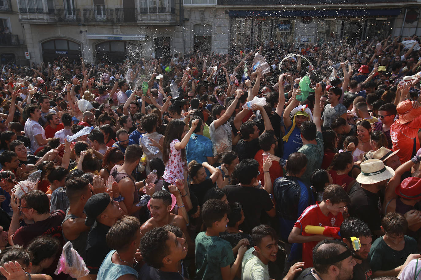 Vitoria ha dado inicio a las fiestas de la Virgen Blanca y una gran multitud de alaveses ha recibido a Celedón.