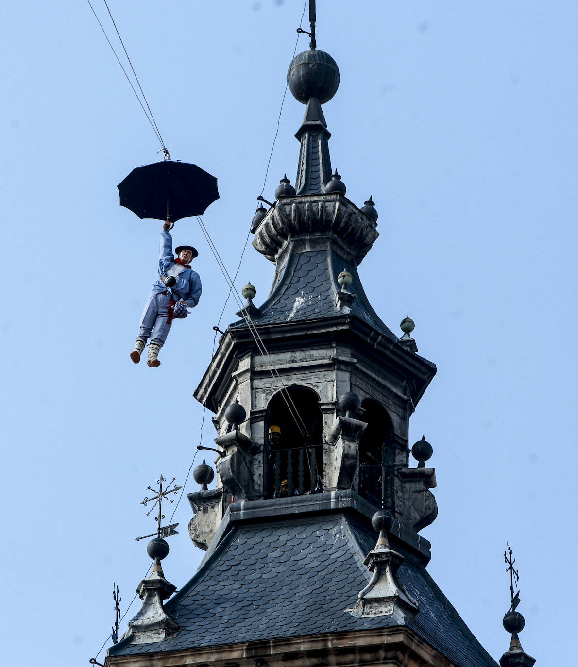 Vitoria ha dado inicio a las fiestas de la Virgen Blanca y una gran multitud de alaveses ha recibido a Celedón.