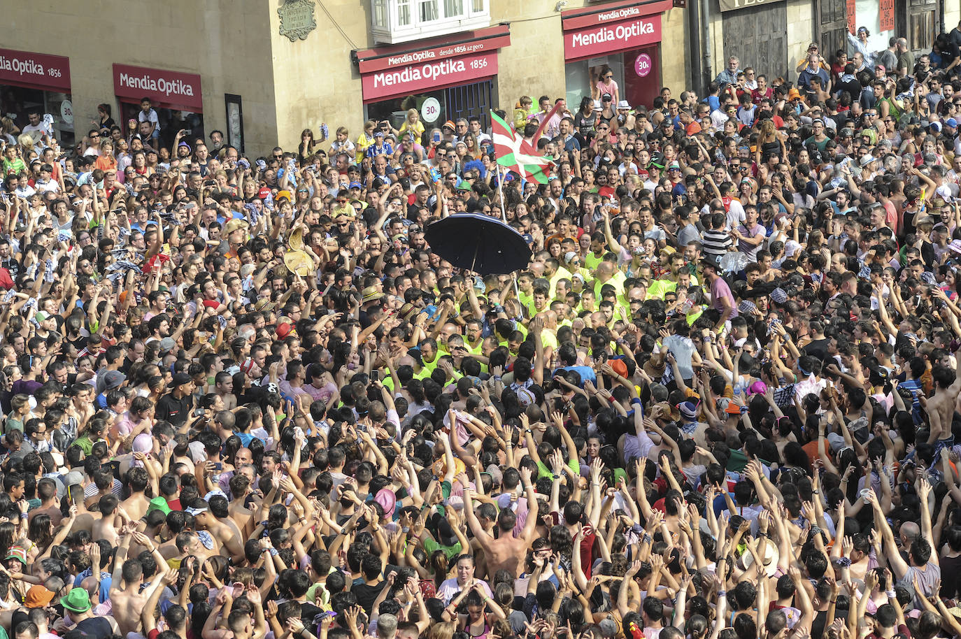 Vitoria ha dado inicio a las fiestas de la Virgen Blanca y una gran multitud de alaveses ha recibido a Celedón.