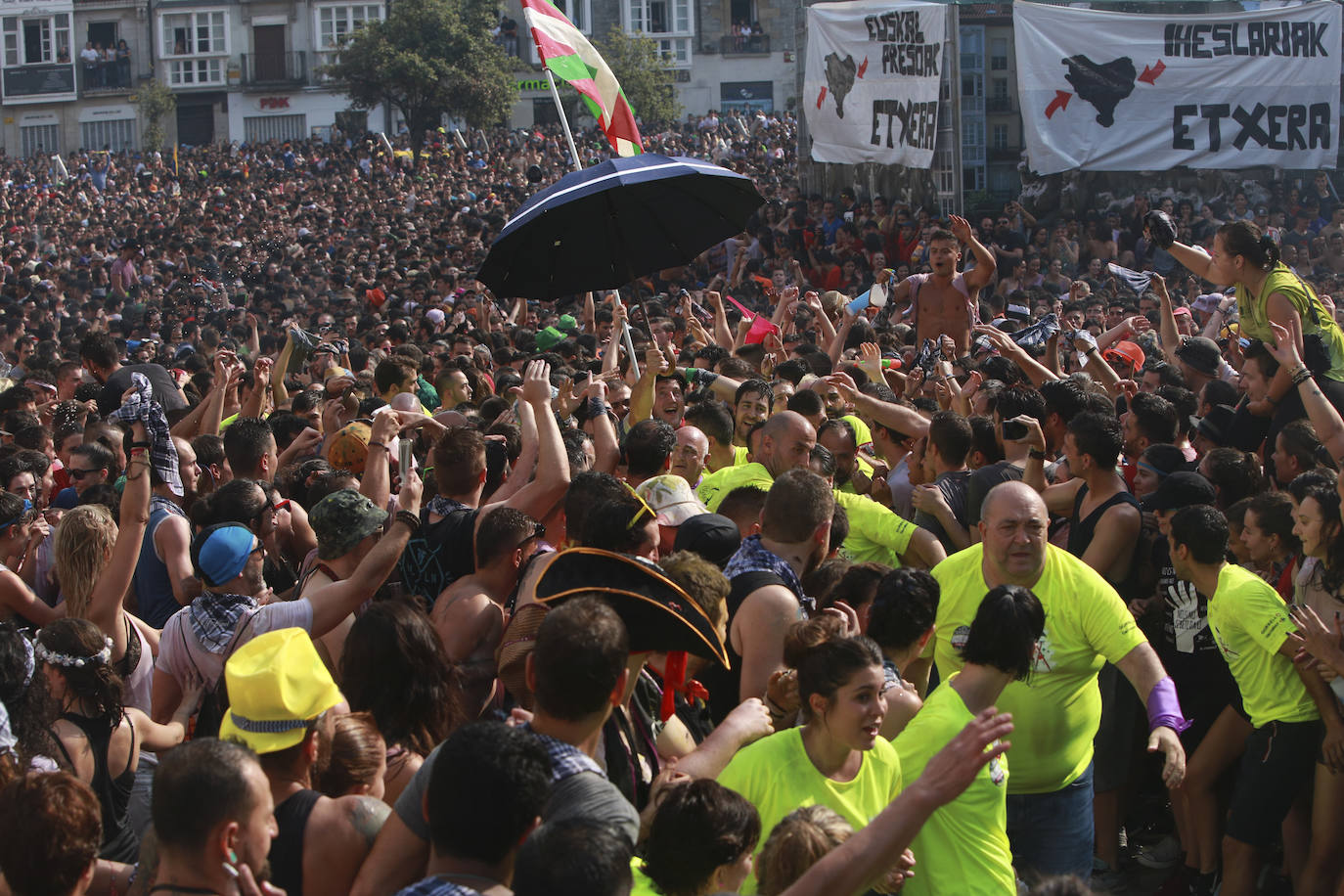 Vitoria ha dado inicio a las fiestas de la Virgen Blanca y una gran multitud de alaveses ha recibido a Celedón.