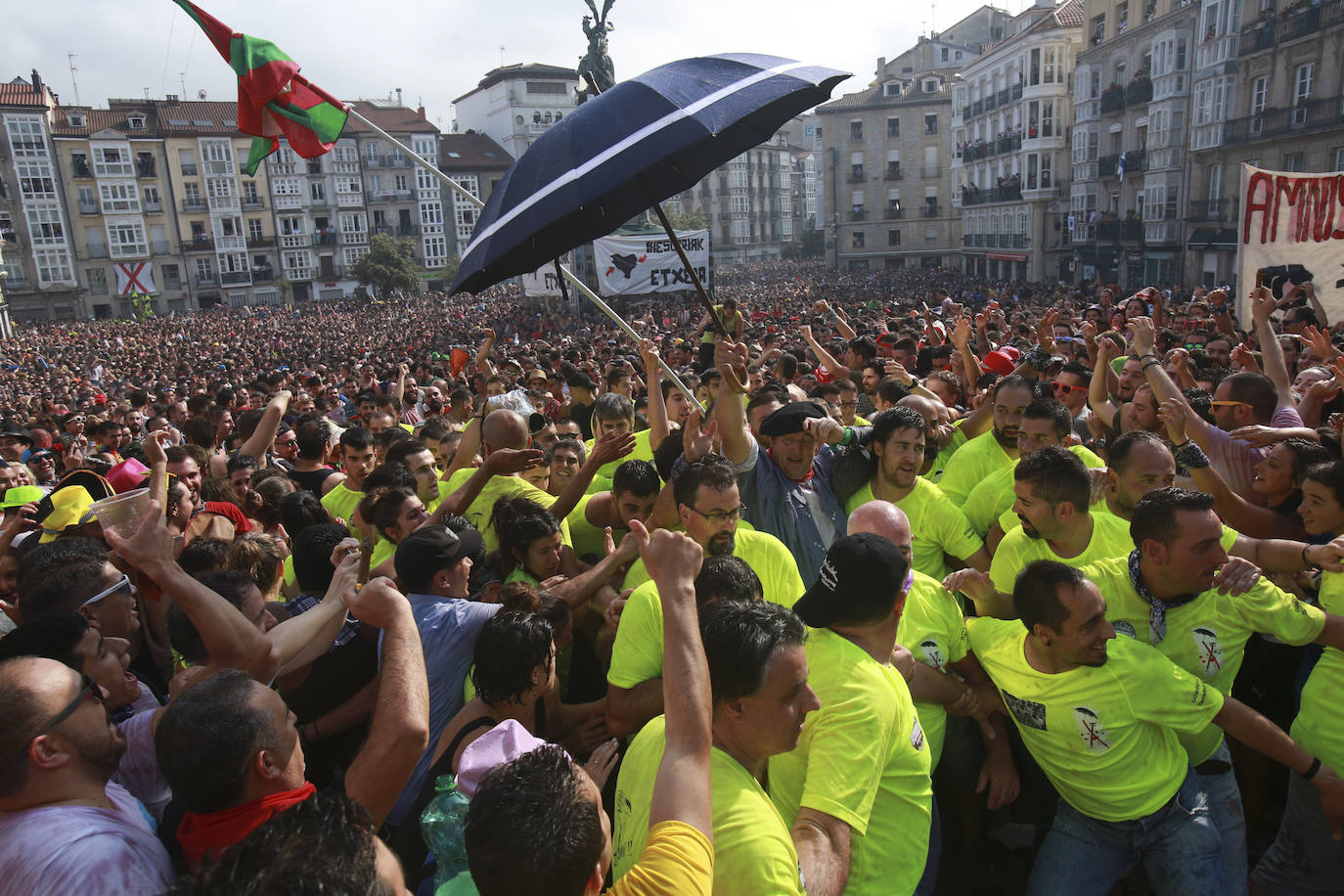 Vitoria ha dado inicio a las fiestas de la Virgen Blanca y una gran multitud de alaveses ha recibido a Celedón.