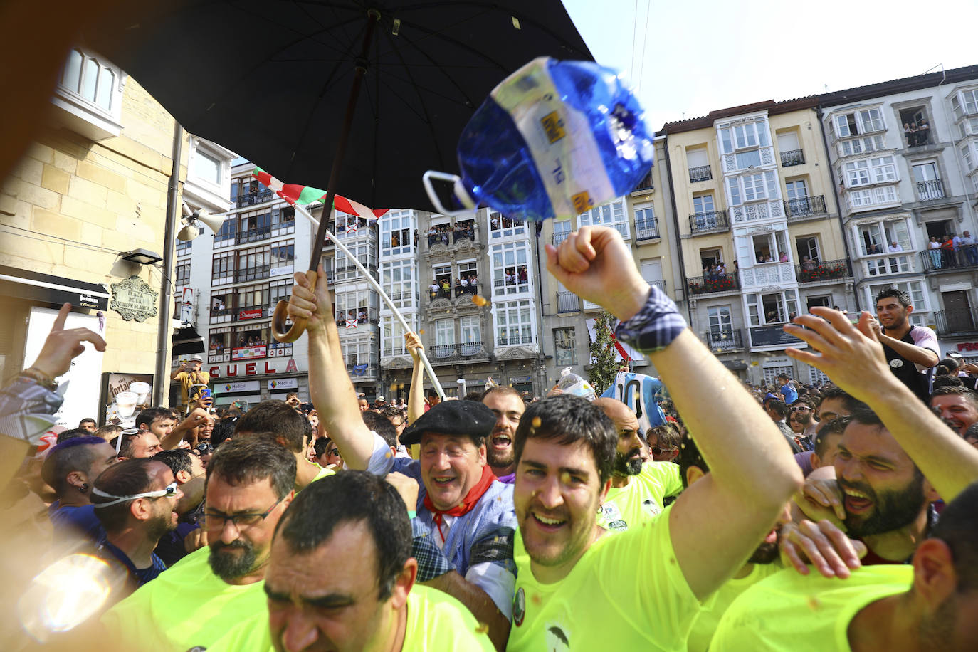 Vitoria ha dado inicio a las fiestas de la Virgen Blanca y una gran multitud de alaveses ha recibido a Celedón.