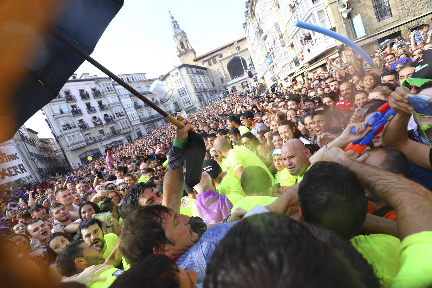 Vitoria ha dado inicio a las fiestas de la Virgen Blanca y una gran multitud de alaveses ha recibido a Celedón.